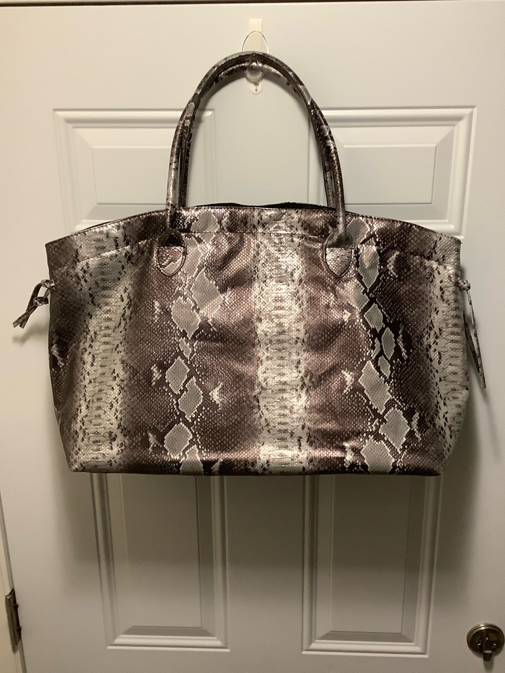 Travel bag lightweight snakeskin print side drawstrings snap closure